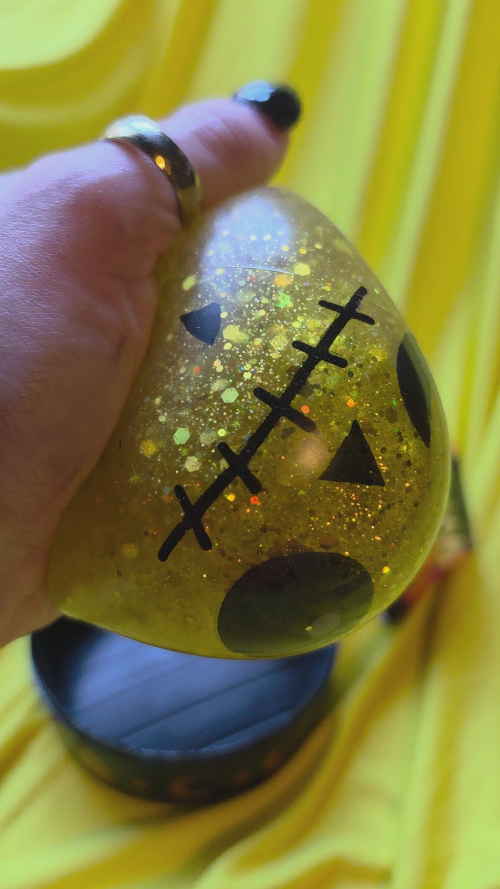 Halloween Mystery Glitter Bun – Liquid-Filled Sensory Squishy